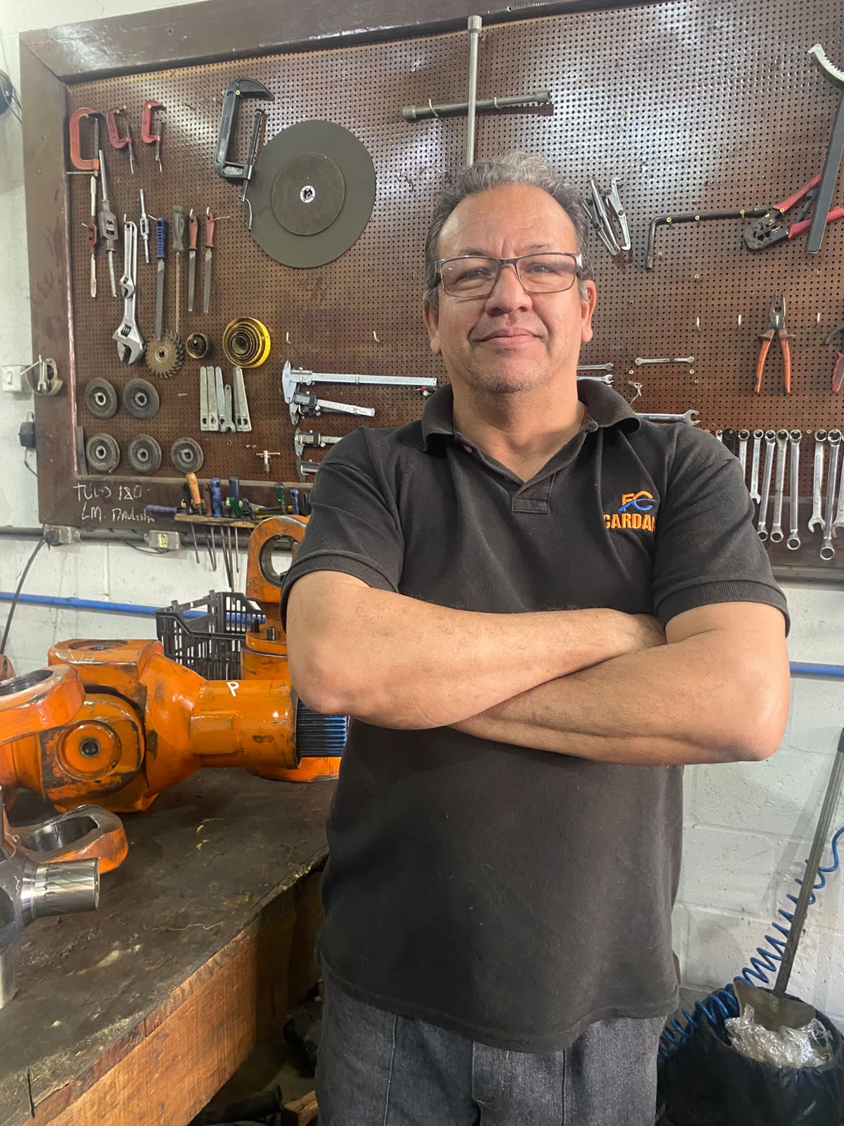 Flavio Cuba, fundador da FC Cardans, na oficina
